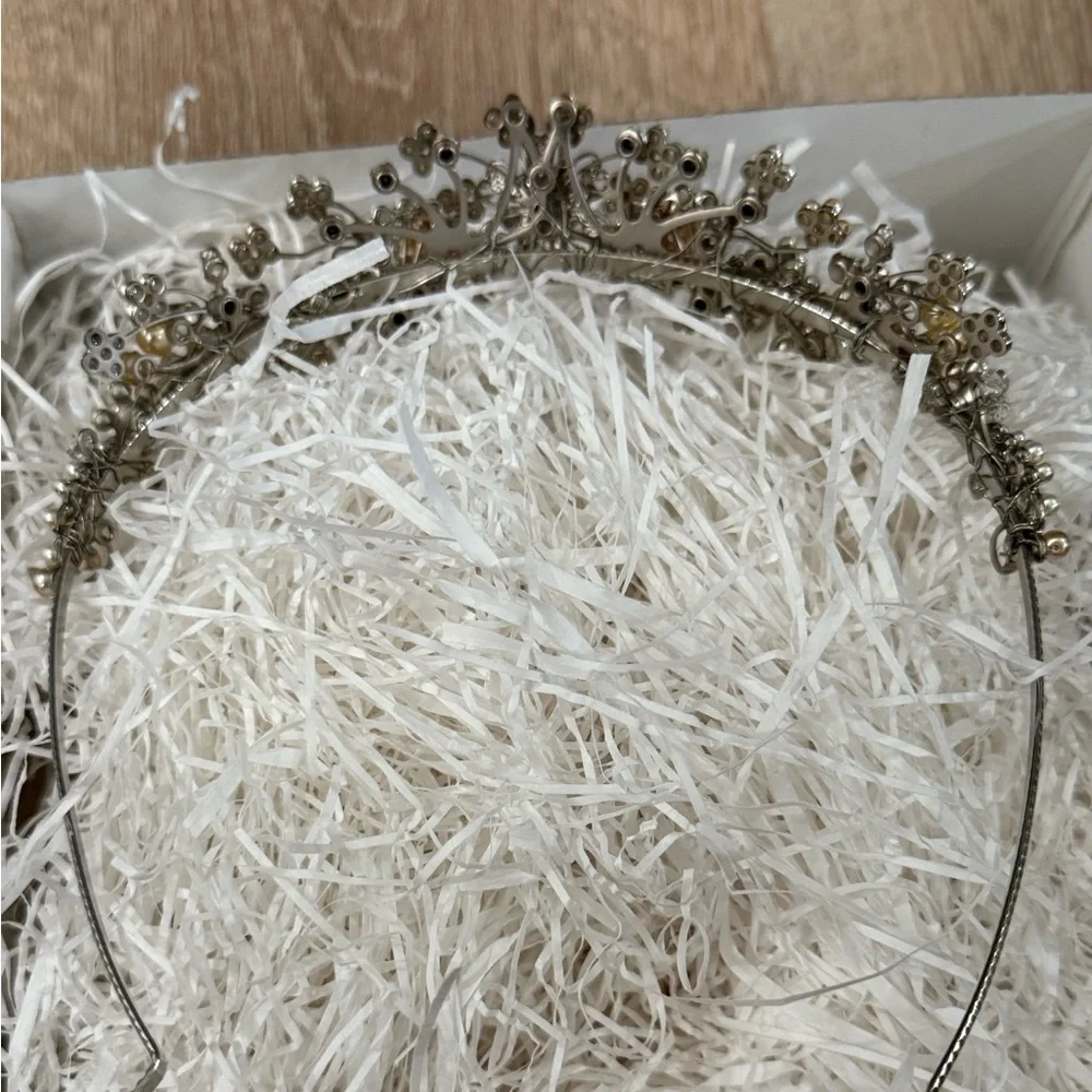 Bridal Headband with Swarovski Crystals – Elegant & Timeless - Picture 5 of 6